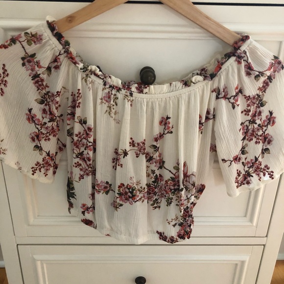 Floral Off The Shoulder Crop Top - Picture 4 of 5